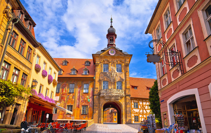 Historisches Gebäude mit kunstvoll bemalter Fassade im Stadtzentrum.