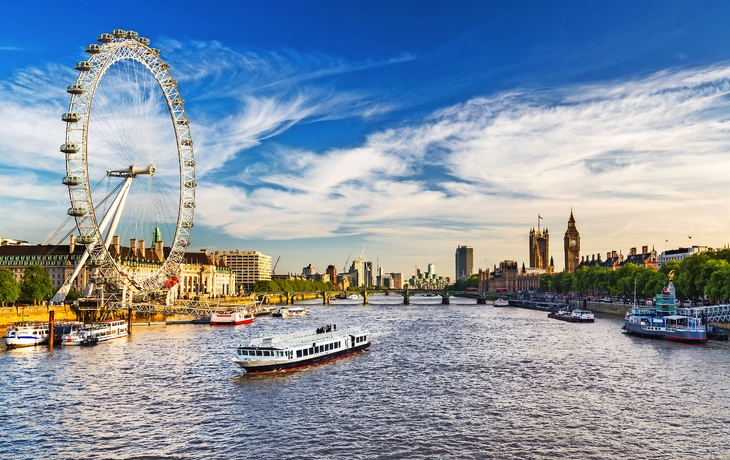 Blick auf die Themse mit London Eye und Westminster im Hintergrund.