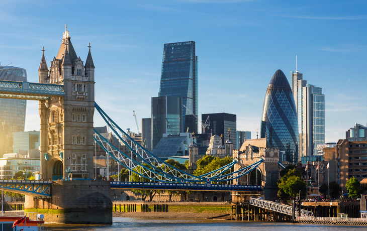 Tower Bridge und Londoner Skyline bei Tageslicht