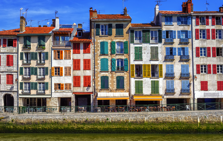 Farbenfrohe traditionelle Fassaden in Bayonne, Nouvelle-Aquitaine, Frankreich.