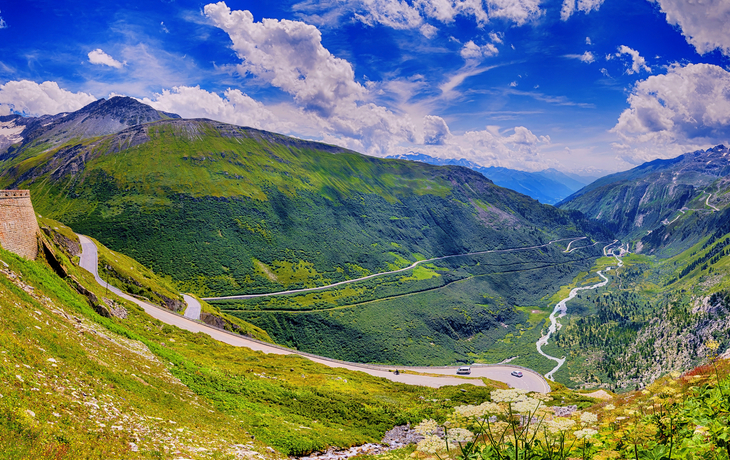 Panoramablick vom Furkapass ins Rhonetal im Kanton Wallis, Schweiz, umgeben von den Alpen.