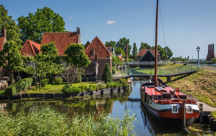 Alte Fischerhütten im Zuiderzeemuseum in Enkhuizen, Nordholland, Niederlande, am IJsselmeer.
