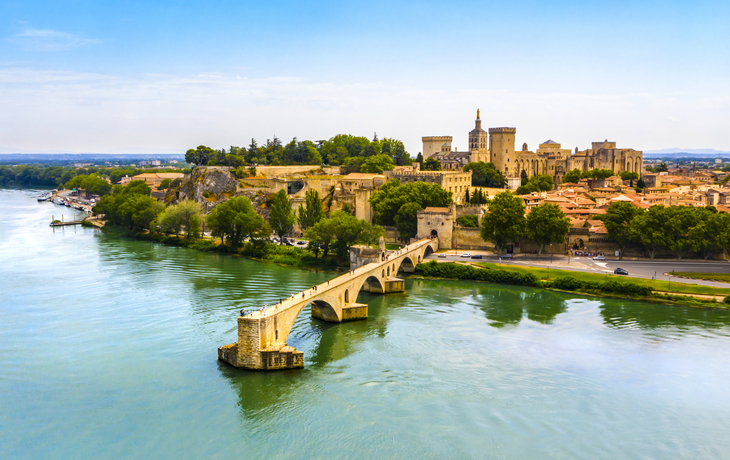 Stadtansicht von Avignon mit mittelalterlicher Brücke und Fluss.