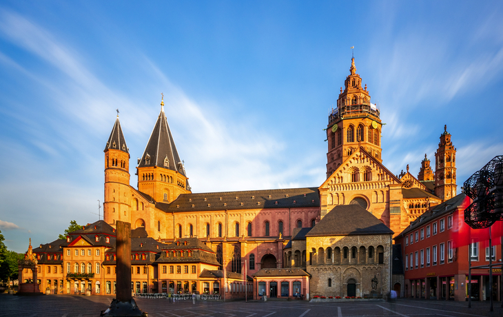 Mainzer Dom bei Sonnenuntergang, frontal, blauer Himmel im Hintergrund
