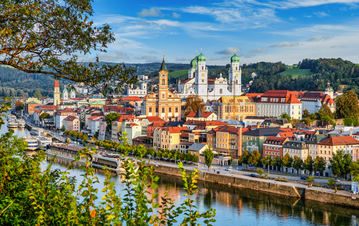 Stadtansicht von Passau mit Fluss und Kirchen im Hintergrund