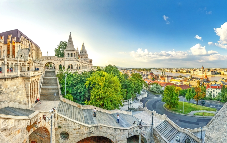 Neoromanische Architektur der Fischerbastei in Budapest mit Blick über die Stadt und die Donau.