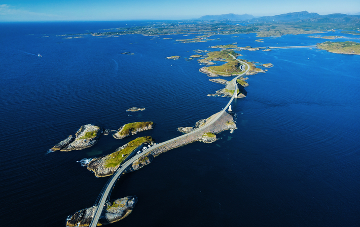 Küstenstraße schlängelt sich über kleine Inseln im Meer.