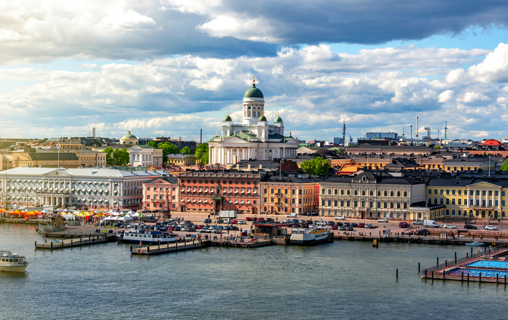 Panoramablick auf Helsinki im Sommer mit dem Dom und Hafen im Vordergrund.
