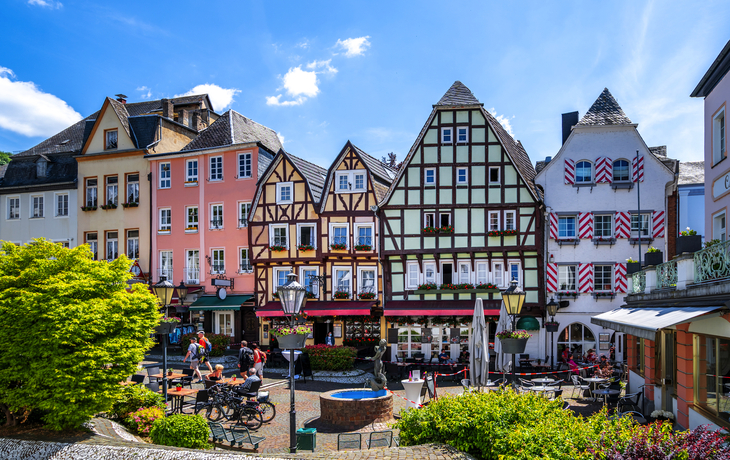 Fachwerkhäuser in einer deutschen Altstadt bei sonnigem Wetter.