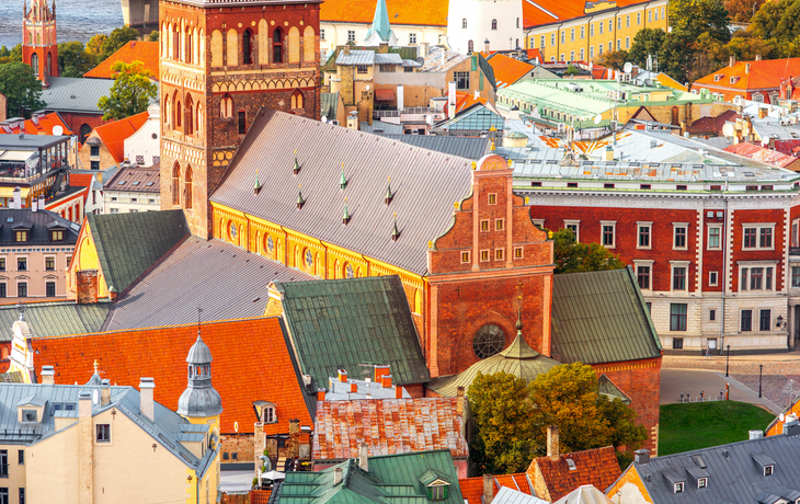 Luftaufnahme der Rigaer Altstadt mit historischen Gebäuden und Kirche.