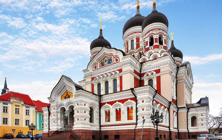 Orthodoxe Kirche mit Zwiebeltürmen und blauer Himmel im Hintergrund.