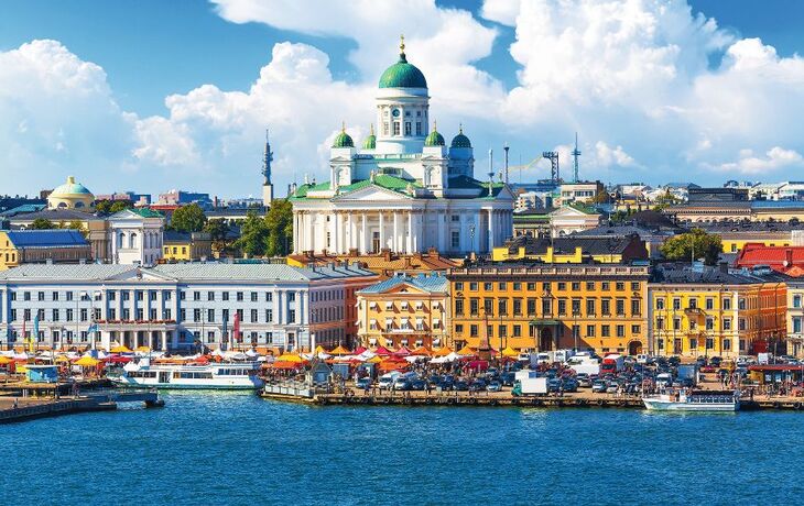 Helsinki-Kathedrale am Senatsplatz, Gebäude am Wasser, blauer Himmel mit Wolken.