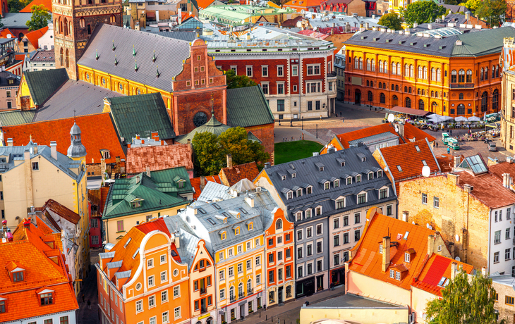 Blick auf bunte Gebäude und Kirchen einer Altstadt aus der Vogelperspektive.