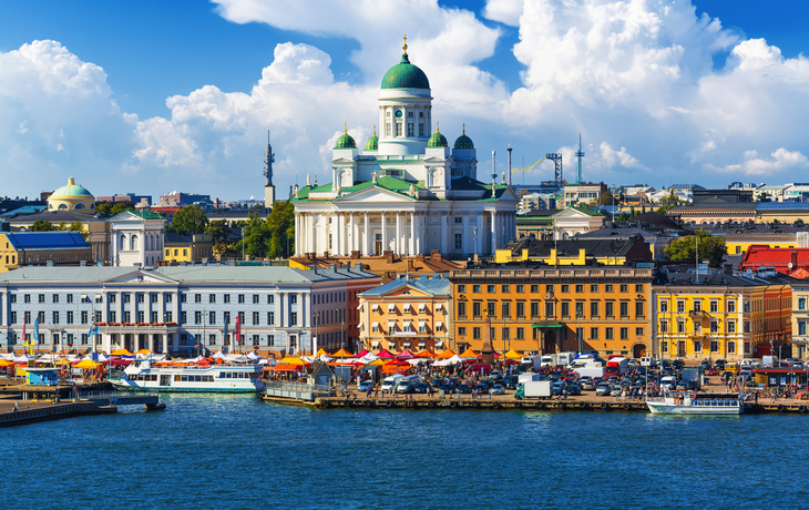 Historische Gebäude am Marktplatz von Helsinki mit der Kathedrale im Hintergrund.