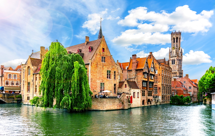 Historische Gebäude und Kanäle in Brügge, Belgien bei sonnigem Wetter.