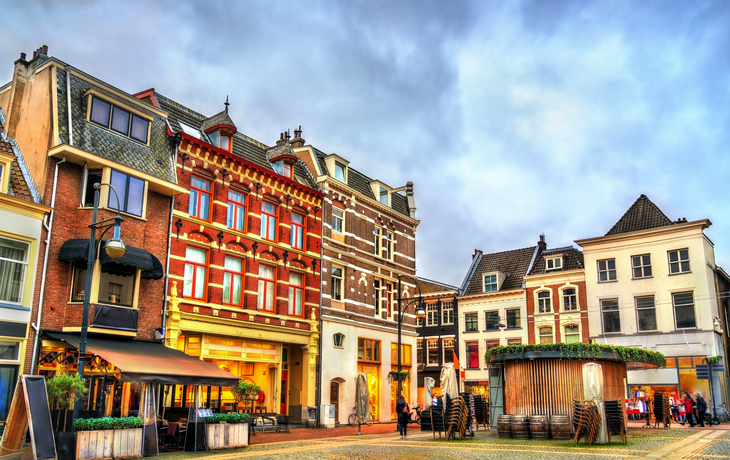 Traditionelle Häuser in Arnheim, Niederlande, am Fluss Rhein in der Provinz Gelderland.