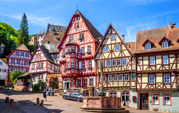 Fachwerkhäuser an einem sonnigen Tag in einer malerischen Altstadt.