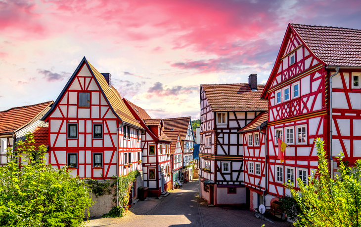 Fachwerkhäuser in der Altstadt von Bad Orb in Hessen bei Sonnenuntergang.