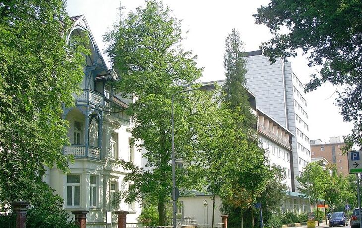 rechts das Gesundheitszentrum Helenenquelle in Bad Wildungen 