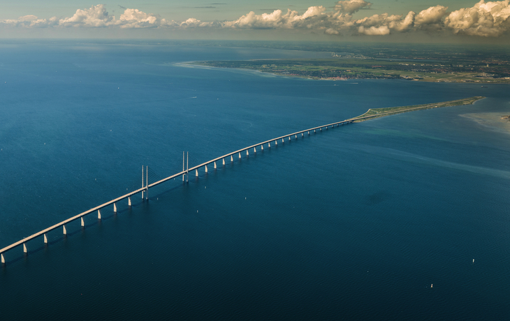 Luftaufnahme einer Brücke über dem Meer bei klarem Himmel.