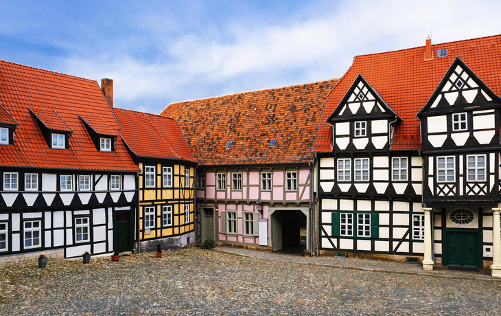 Fachwerkhäuser in der verschneiten Altstadt von Quedlinburg im Harz, Sachsen-Anhalt, Deutschland.