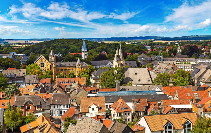 Blick auf eine historische Altstadt mit vielen Häusern und mehreren Kirchtürmen.