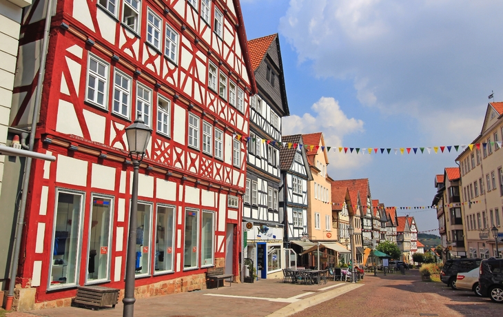 Fachwerkhäuser in einer deutschen Altstadt bei sonnigem Wetter.