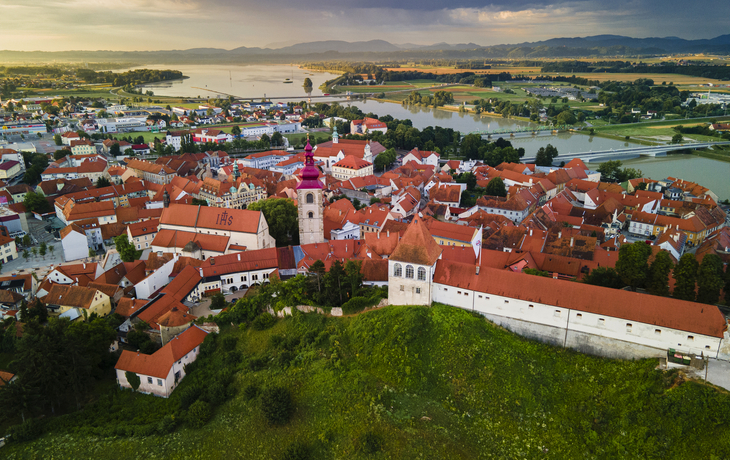 Luftaufnahme einer historischen Stadt mit Kirche und Festungsanlage.