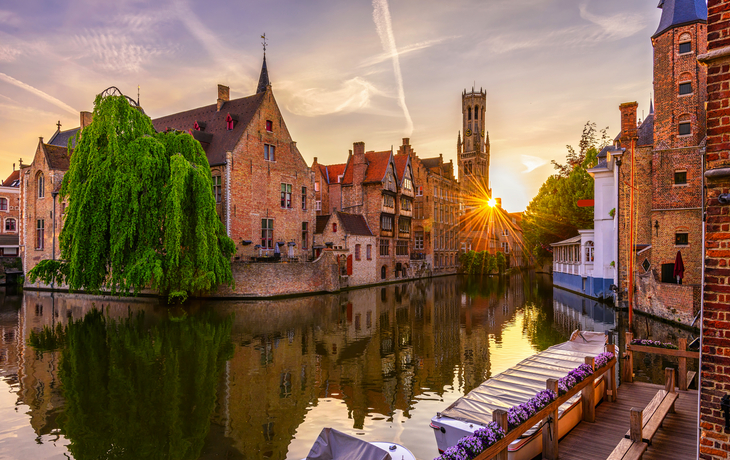 Historische Gebäude am Kanal in Brügge bei Sonnenuntergang.