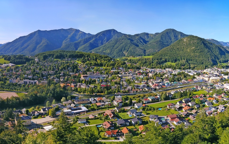 Panorama einer malerischen Stadtlandschaft mit Bergen im Hintergrund.