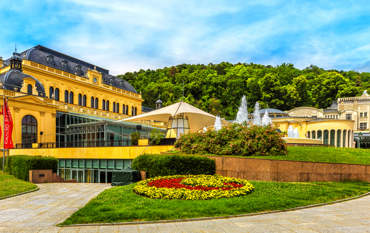Casino Baden bei Wien in Niederösterreich, umgeben von grüner Landschaft und blauen Himmel.