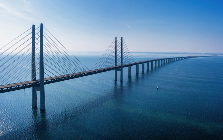 Lange Brücke über das Meer unter blauem Himmel.