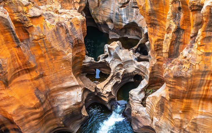 Felsformationen mit fließendem Wasser in einer Schlucht.