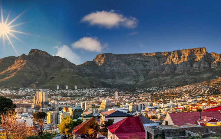 Stadtansicht mit Tafelberg und strahlendem Sonnenschein im Hintergrund
