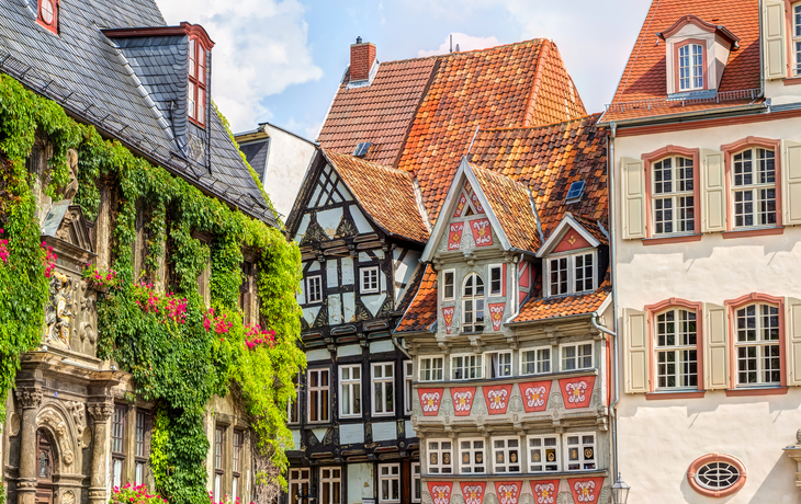 Fachwerkhäuser mit Blumen und blauen Himmel im Hintergrund