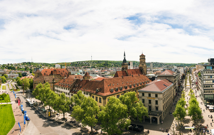 Panorama von Stuttgart mit historischen Gebäuden und Einkaufsstraße bei Tag.