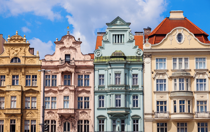 Bunte historische Gebäude am Platz der Republik in Pilsen, Tschechien.