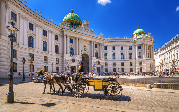 Fiaker vor dem Eingang der Alten Hofburg am Heldenplatz in Wien, Österreich.