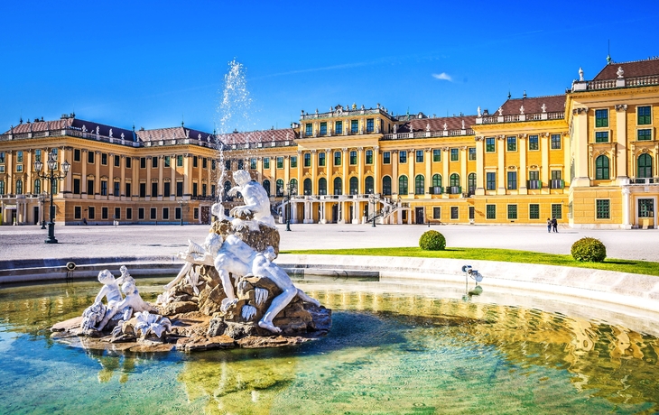 Springbrunnen vor Schloss Schönbrunn, Wien, bei sonnigem Wetter.