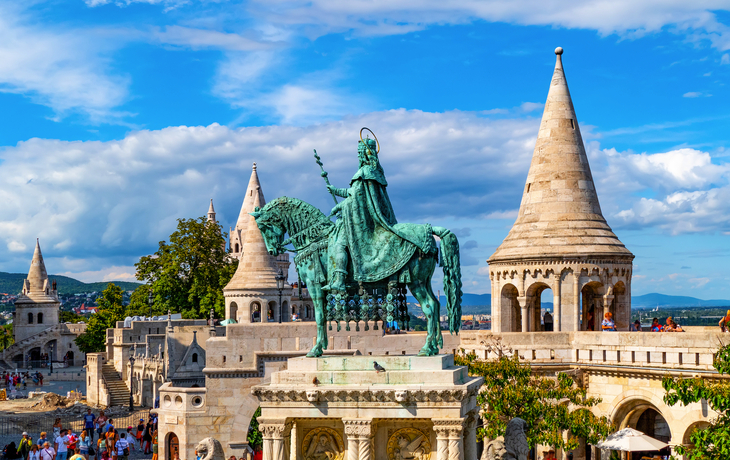 Bräutigam in Budapest bei der Fischerbastei mit Blick auf den verschneiten Fluss Donau