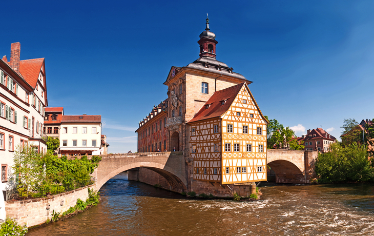 Historisches Gebäude auf einer Brücke in einer malerischen Stadt am Fluss.