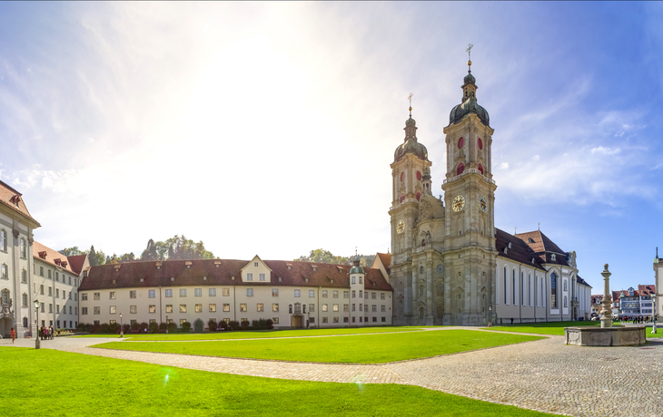 Panorama des Klosters St. Gallen mit sonnigem Himmel und barocken Türmen.