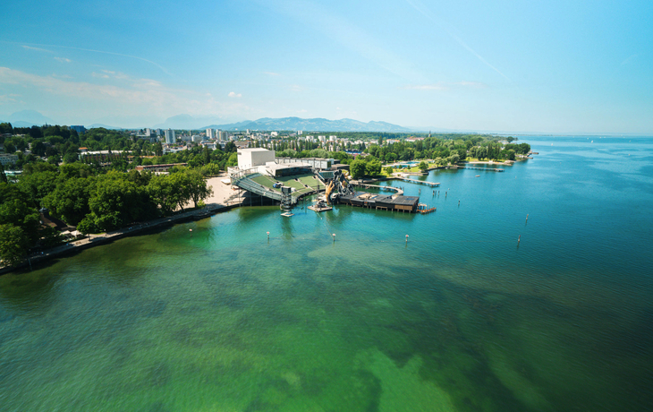 Luftaufnahme des Festspielhauses Bregenz am Bodensee mit umliegender Landschaft.
