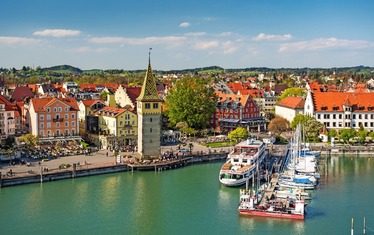 Hafen von Lindau mit Mangturm und Booten am Bodensee an einem sonnigen Tag