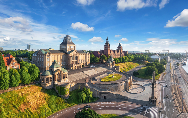 Luftaufnahme historischer Gebäude am Ufer der Oder in Stettin, Polen.