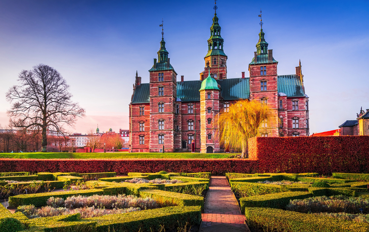 Schloss Rosenborg in Kopenhagen in winterlicher Umgebung und sonnigem Wetter.