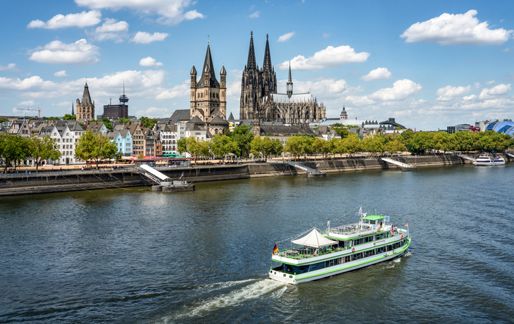 Schifffahrt auf dem Rhein in Köln mit Blick auf den Kölner Dom und die Altstadt.