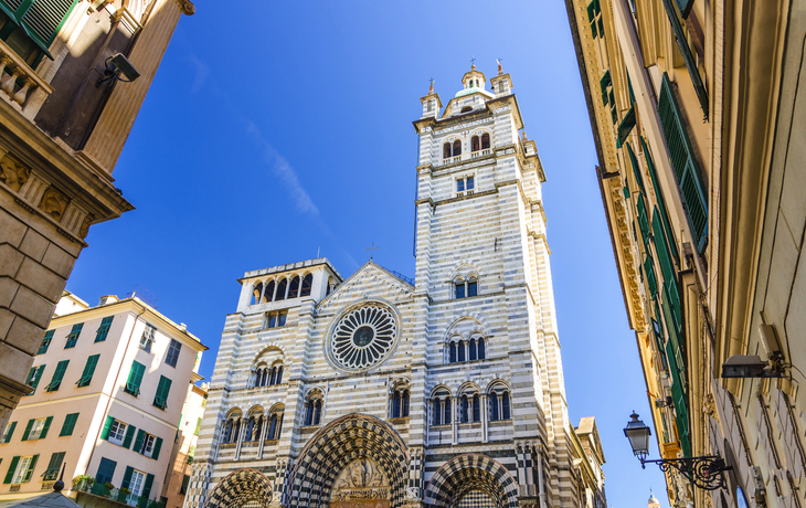 Kathedrale in Genua mit blauem Himmel im Hintergrund