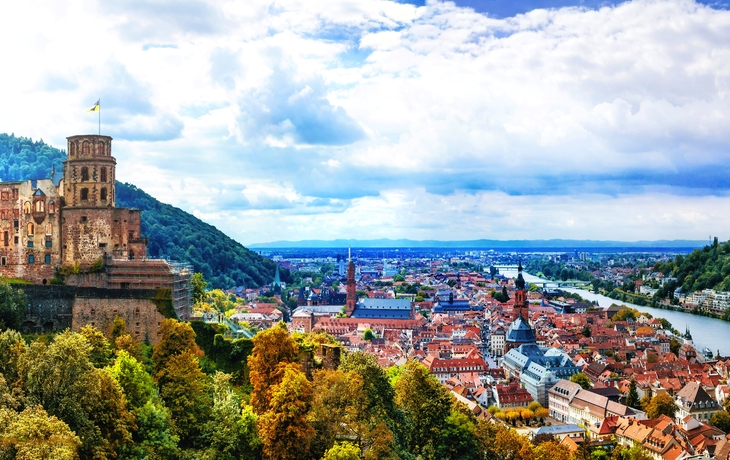 Heidelberger Schloss mit Blick auf die Stadt und den Neckarfluss.